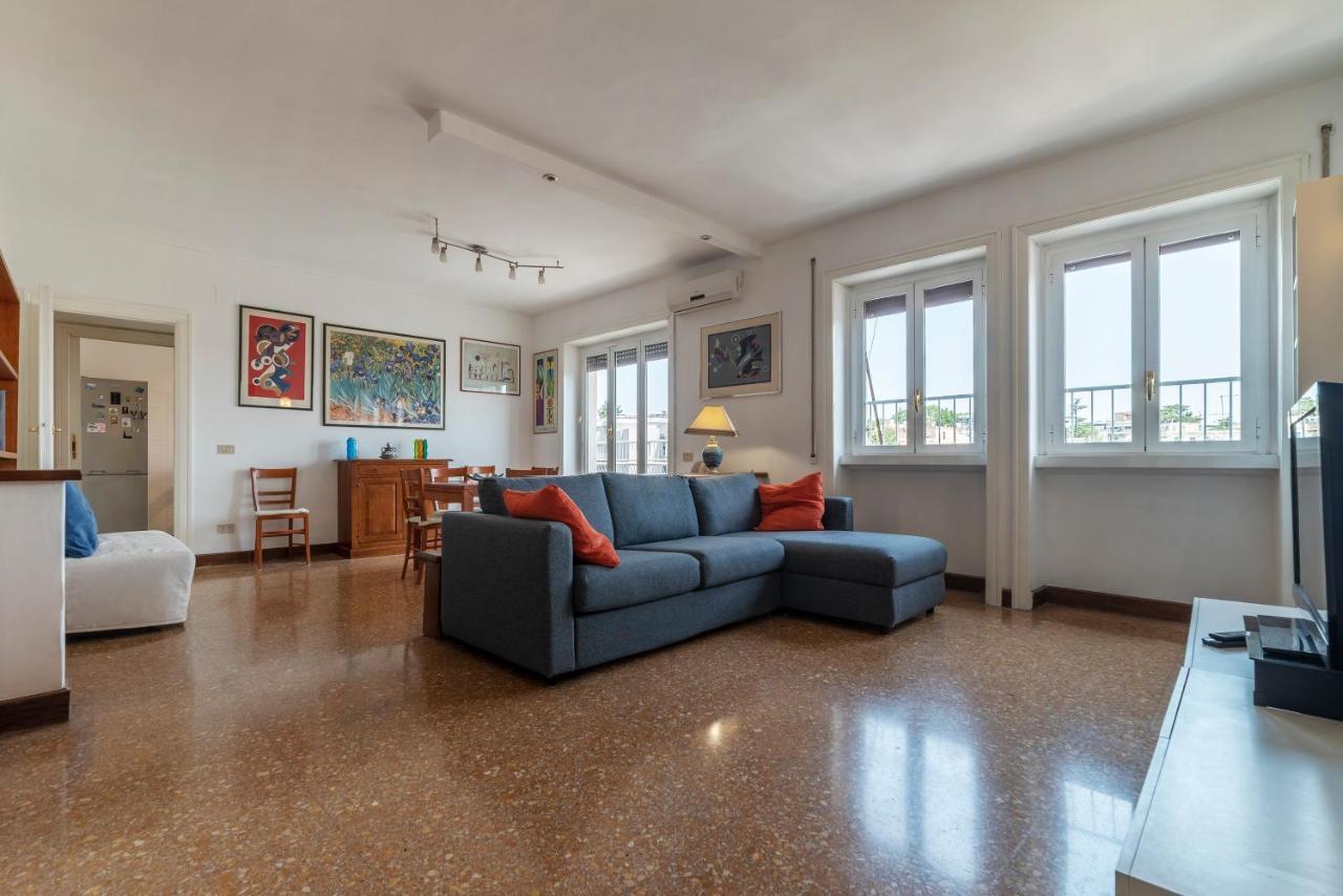 Roomy And Bright Apartment With Terrace Roma Eksteriør bilde